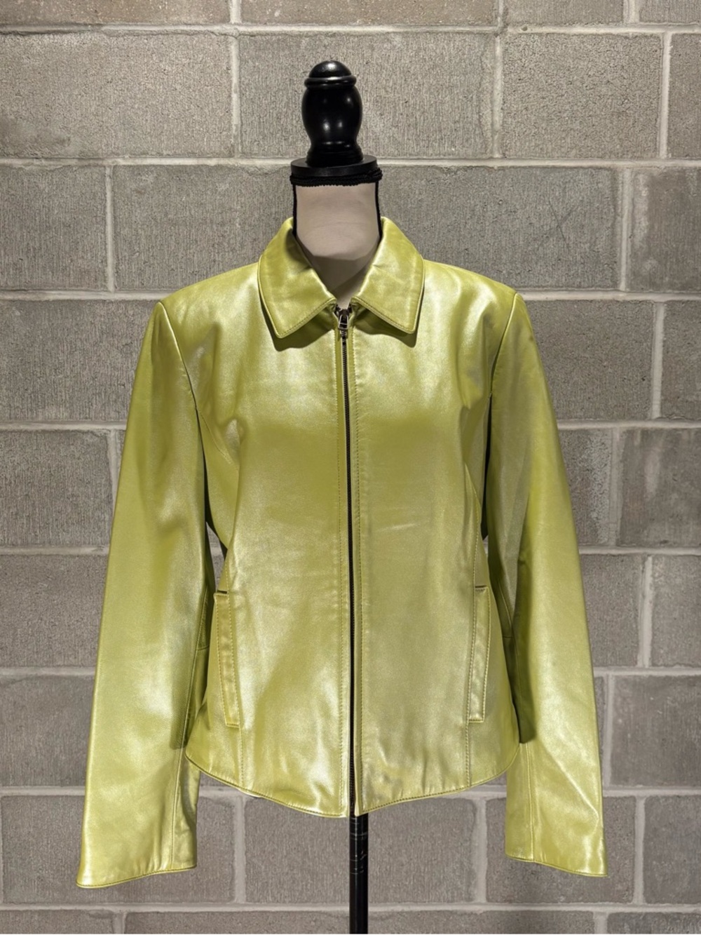Liz Claiborne genuine leather jacket. - Picture 2 of 14